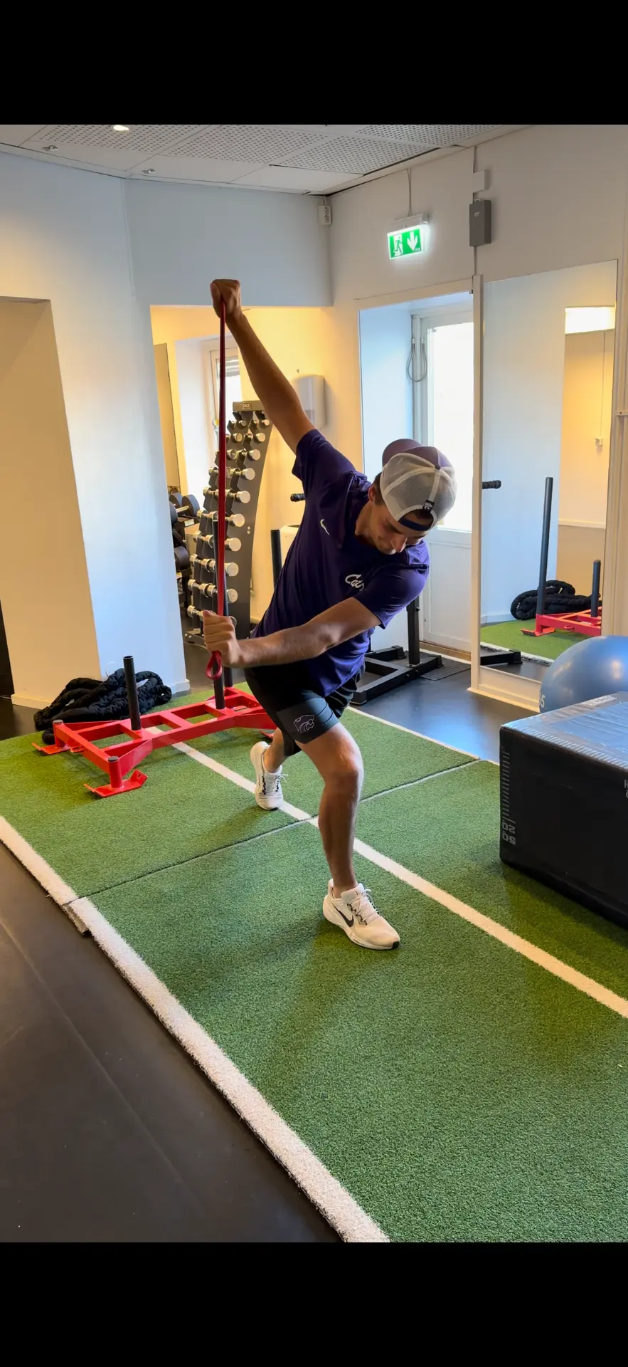 Axel Nordborg gör golf-fysövning i gymmet